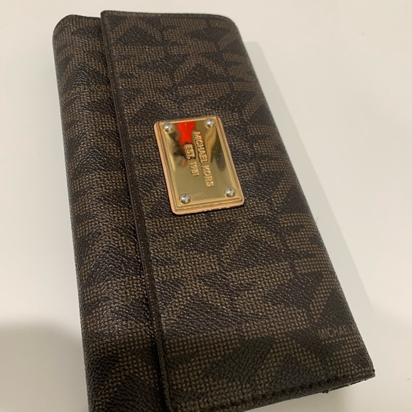 Michael Kor Vintage 2013 Satchel Purse with matching wallet. - Picture 6 of 8